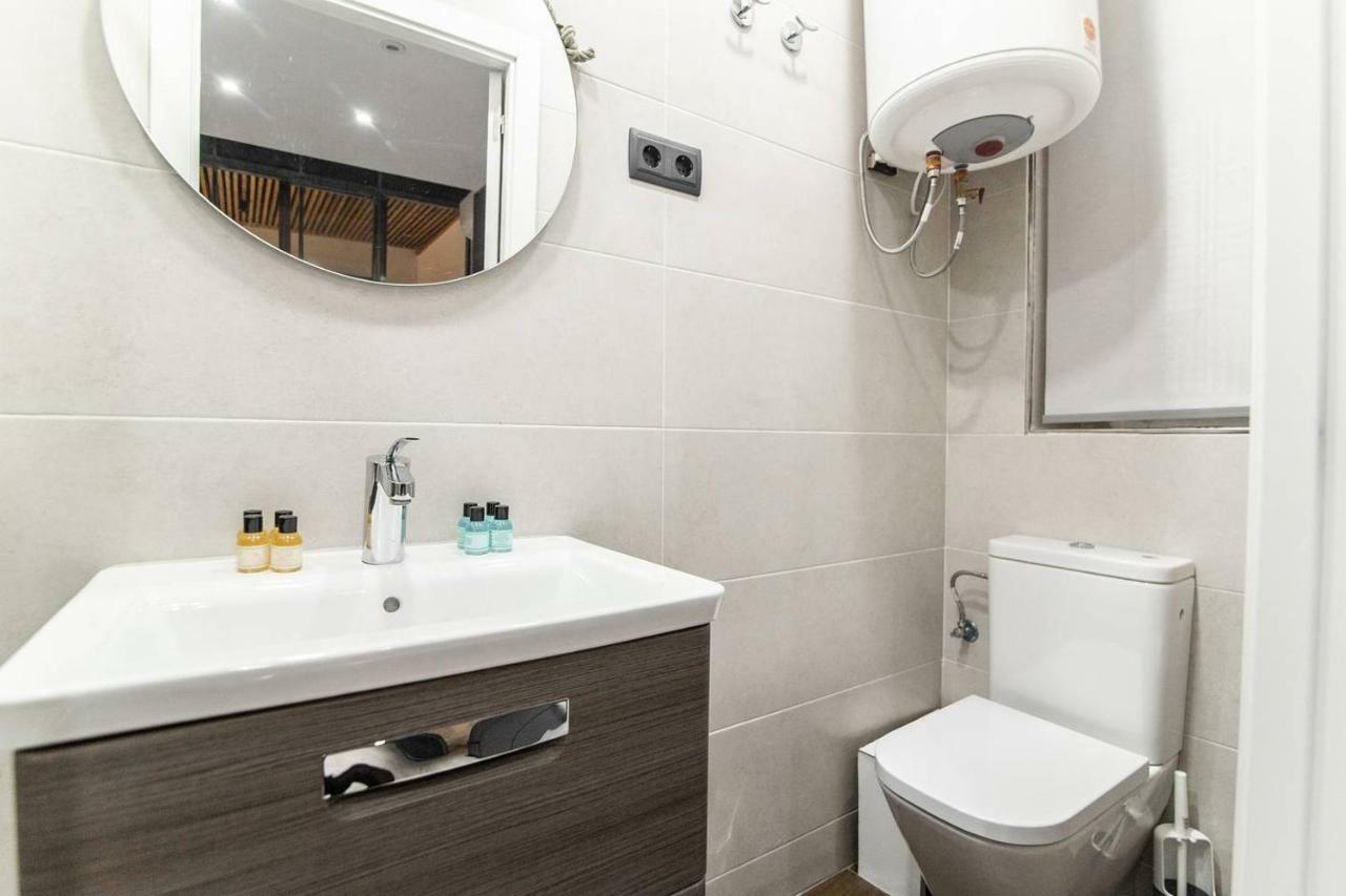Cozy And Modern Apartment For 4 In Мадрид Екстериор снимка